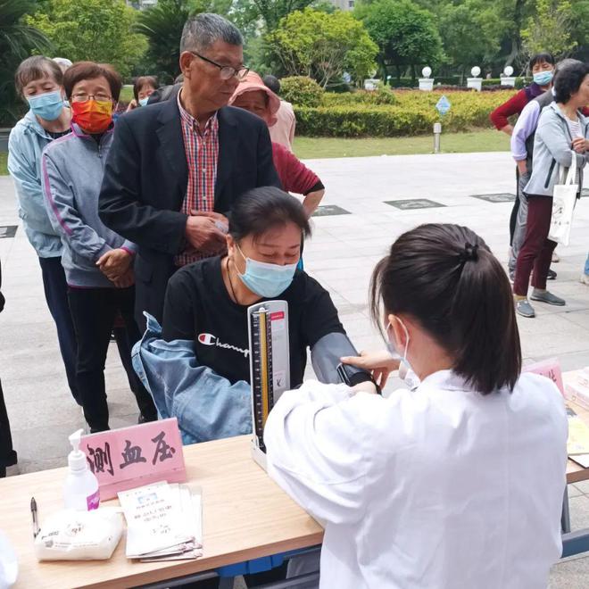 寶山社區便民服務暖人心 中醫問診、血壓測量與理發服務一站式體驗