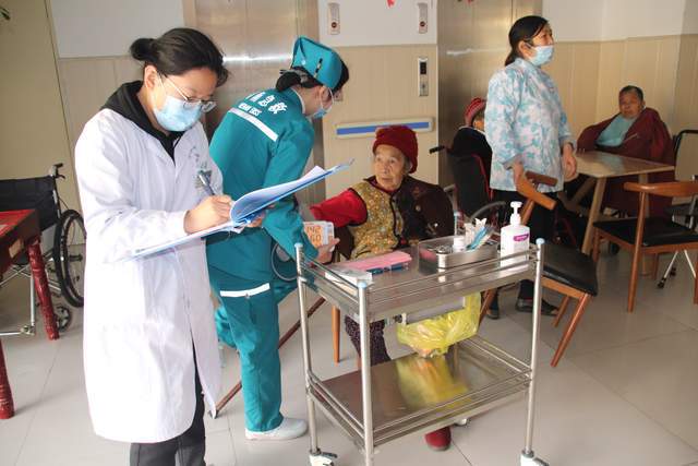 信陽市中醫院“學雷鋒·送健康”養老院志愿行 傳承雷鋒精神，護航銀齡健康